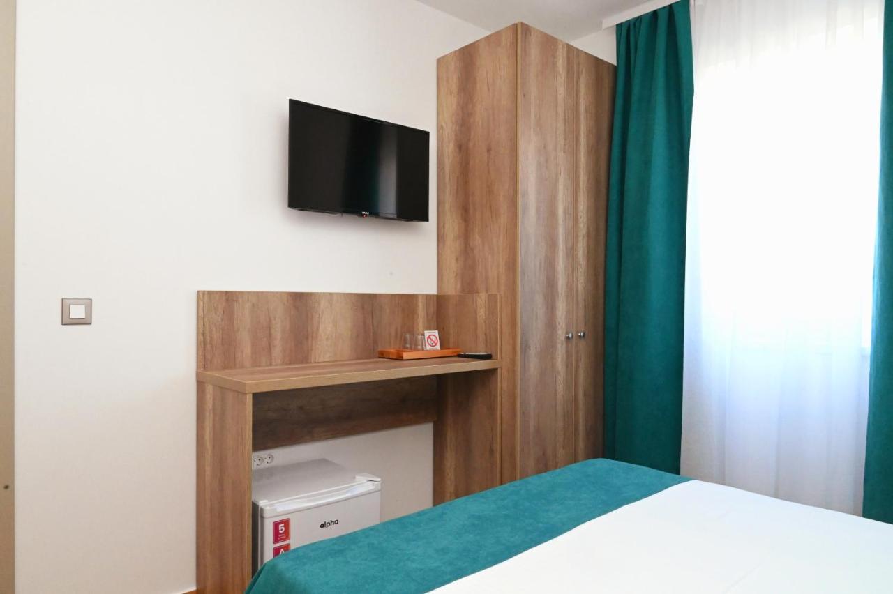 Dona, Altina Aparthotel Belgrade