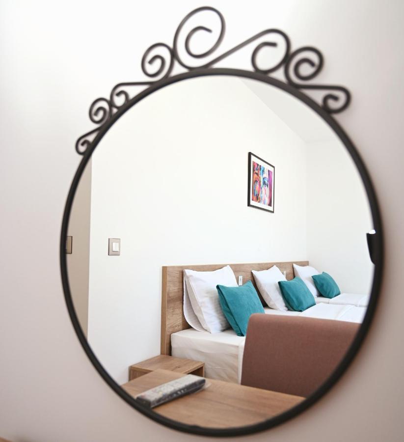 Dona, Altina Aparthotel