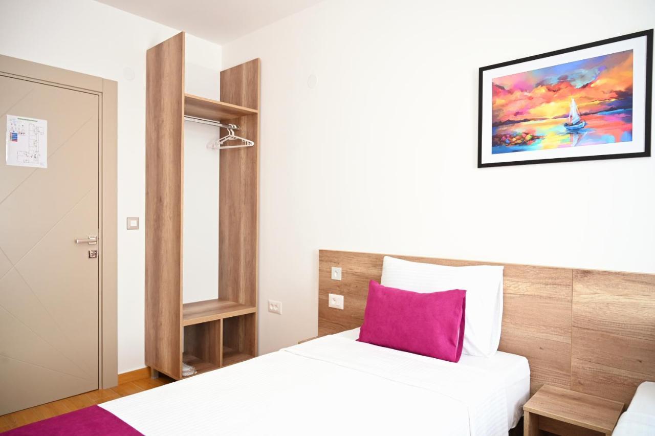 Dona, Altina Aparthotel Belgrade
