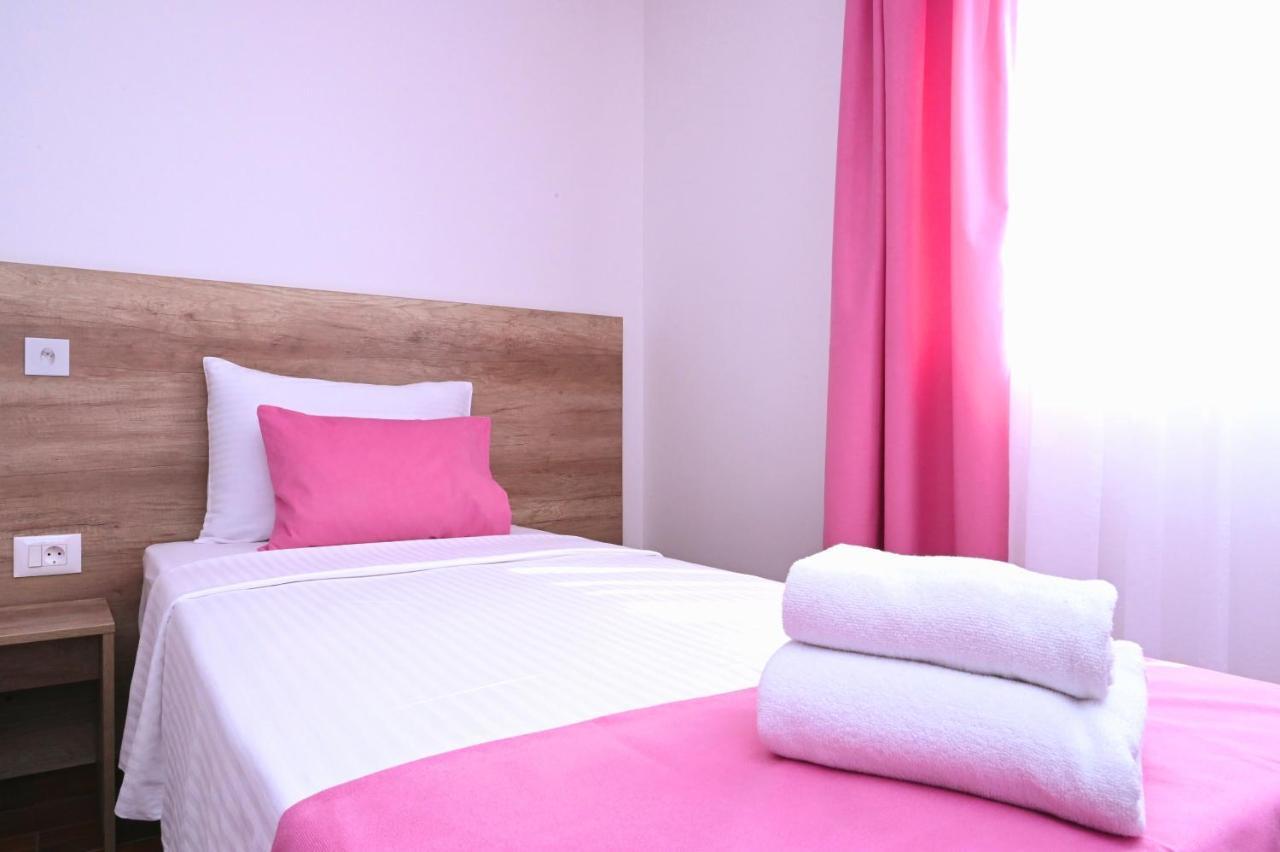 Dona, Altina Aparthotel