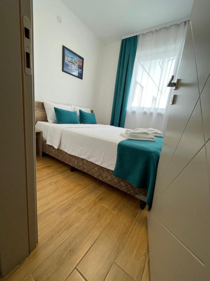 Dona, Altina Aparthotel Belgrade
